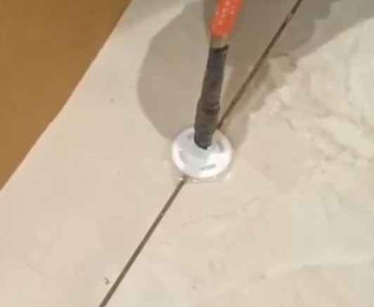 蓬莱瓷砖空鼓维修公司专业解答瓷砖在铺贴过程中，如果没有涂抹均匀到位的粘结材料（如水泥砂浆或瓷砖胶），可能会导致以下问题