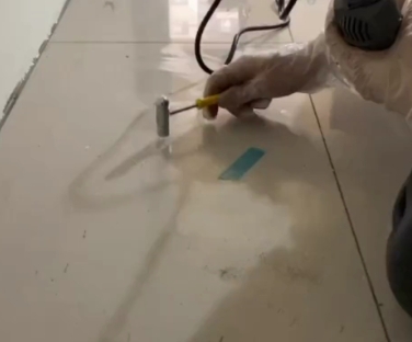 蓬莱瓷砖开裂维修公司专业分享瓷砖在铺贴前如果没有沥干水分，将会导致以下问题